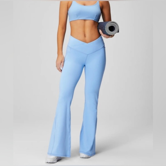 Fabletics PureLuxe | HIGH-WAISTED CROSSOVER
FLARE-SHORT | M/8 | BLUE BELL - Picture 2 of 5